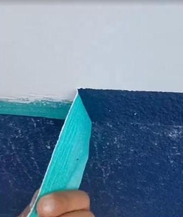 Faixa azul pintada com recorte de fita