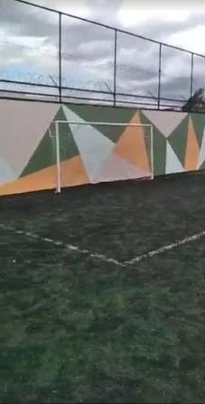 Muro de quadra com pintura geométrica laranja e verde