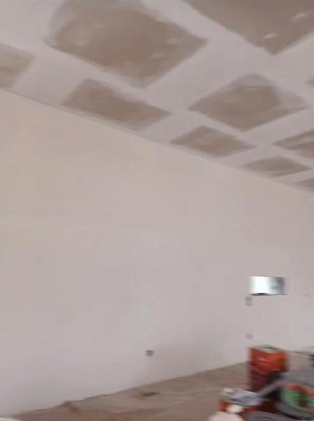 Lixadeira de teto preparando o forro de gesso
