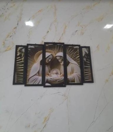 Parede com efeito marmorizado e quadro decorativo