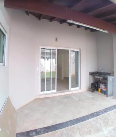 Varanda de casa com paredes recém-pintadas
